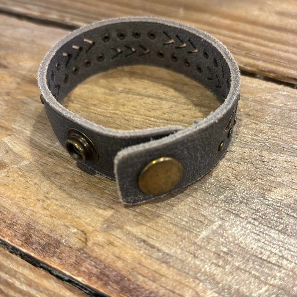 Brown snap wrist studded bracelet - Picture 3 of 4